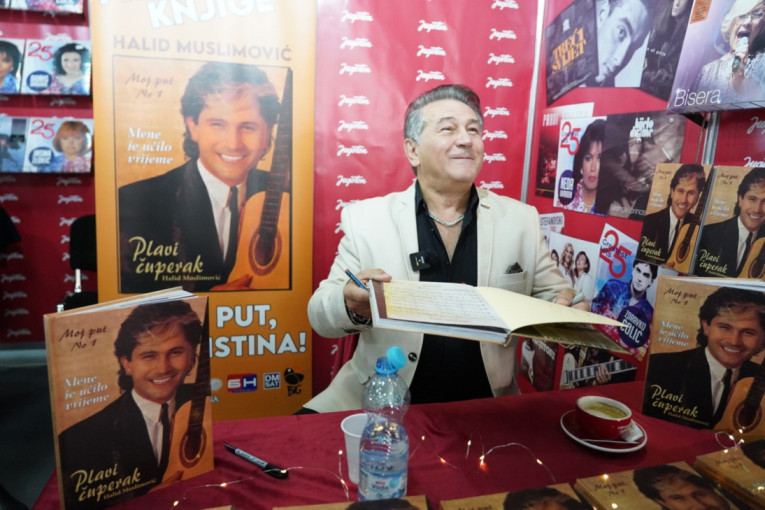 Nedavno osuđen, sad promoviše autobiografiju! Halid Muslimović na Sajmu knjiga sa sinom: Mora još da se radi