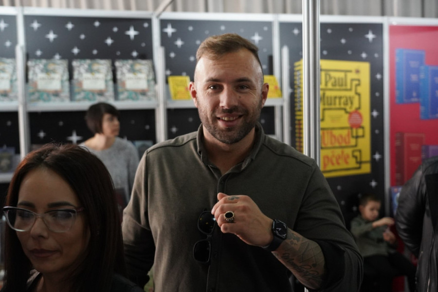 Nedavno osuđen, sad promoviše autobiografiju! Halid Muslimović na Sajmu knjiga sa sinom: Mora još da se radi