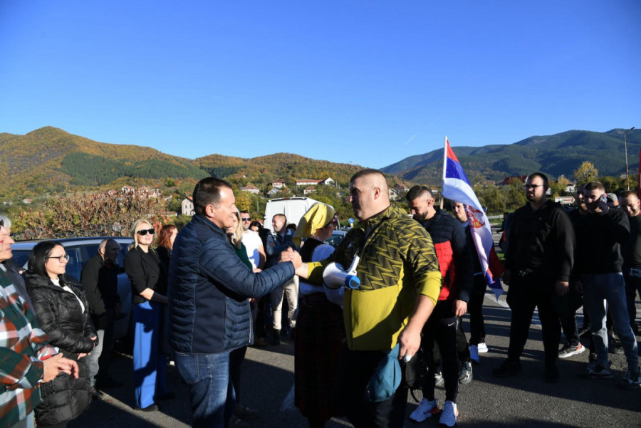 Srbi pešaci sa KiM stigla do Biljanovca: Doček za heroje, i naravno - pogača! (FOTO/VIDEO)