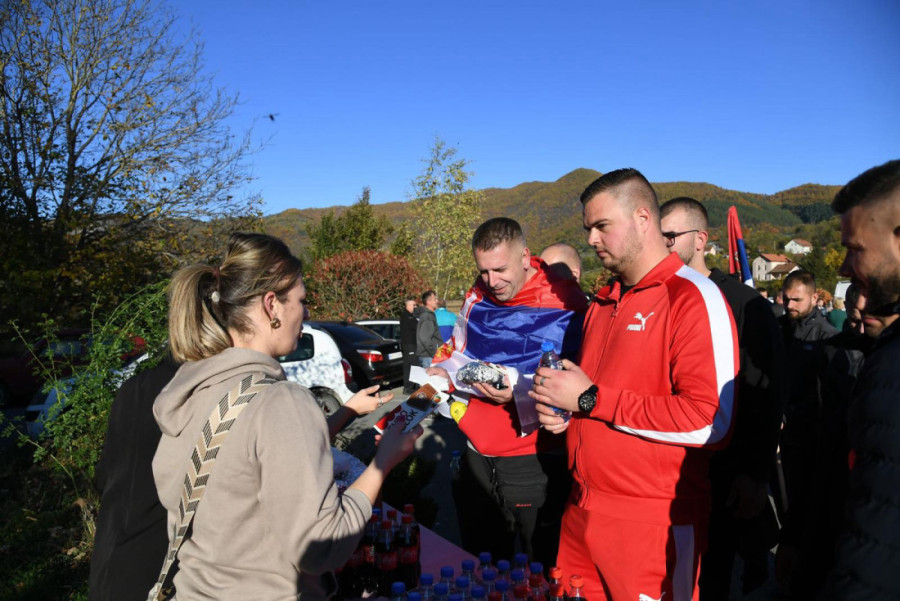 Srbi pešaci sa KiM stigla do Biljanovca: Doček za heroje, i naravno - pogača! (FOTO/VIDEO)