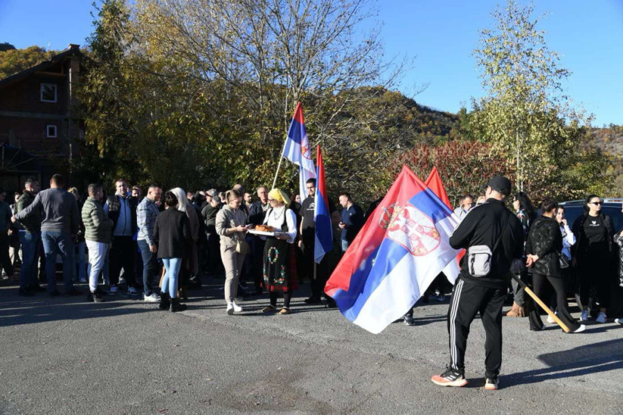 Kod Ušća organizovan veličanstven doček za Srbe pešake sa KiM: Put nije lak, ali izdržaćemo! (FOTO/VIDEO)