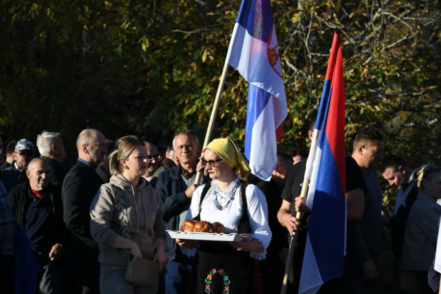 Srbi pešaci sa KiM stigla do Biljanovca: Doček za heroje, i naravno - pogača! (FOTO/VIDEO)