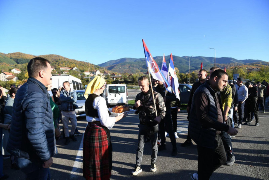 Srbi pešaci sa KiM stigla do Biljanovca: Doček za heroje, i naravno - pogača! (FOTO/VIDEO)