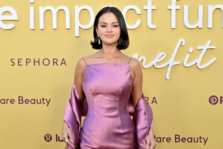 Glamur i emocije: Selena Gomez zasijala na humanitarnom događaju u satenskoj mini-haljini iz snova (FOTO)