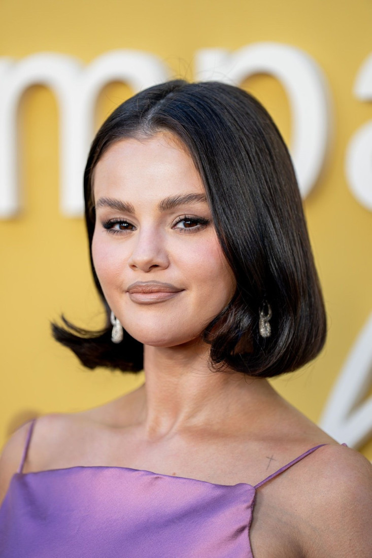 Glamur i emocije: Selena Gomez zasijala na humanitarnom događaju u satenskoj mini-haljini iz snova (FOTO)