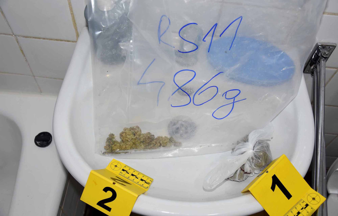 Paket ispod sedišta suvozača: Zaustavljen "grande", a u njemu pošiljka