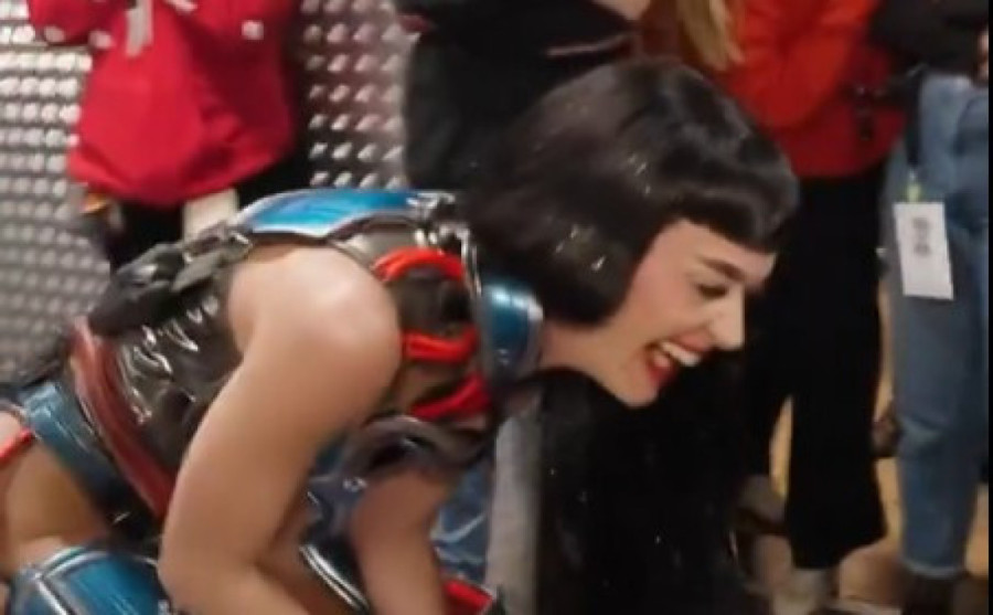 Skandal! Pevačica bacila svoju rođendansku tortu, plesači je jeli s poda! Razbesneće vas njena bahatost! (VIDEO)