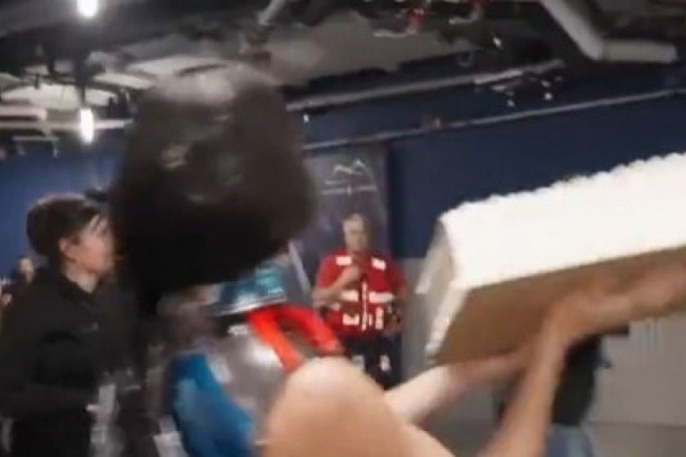 Skandal! Pevačica bacila svoju rođendansku tortu, plesači je jeli s poda! Razbesneće vas njena bahatost! (VIDEO)