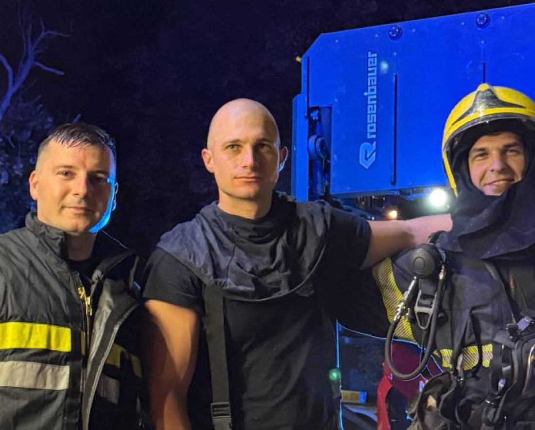Ovo su hrabri vatrogasci koji su jutros spasili čoveka iz stana u plamenu! "Napipao sam telo osobe u kupatilu"