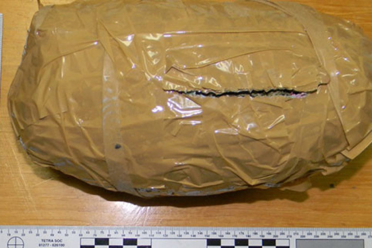 Paket ispod sedišta suvozača: Zaustavljen "grande", a u njemu pošiljka