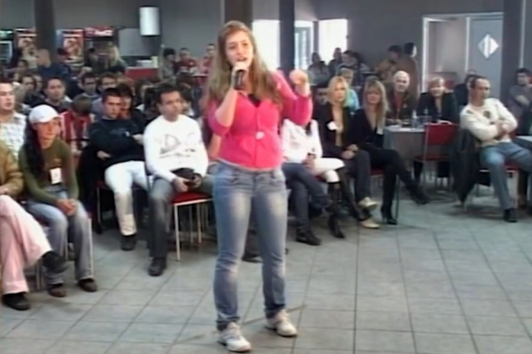 Neprepoznatljiva na prvoj audiciji "Zvezda Granda": Pevačica je imala 20 kg više, danas je zanosna plavuša! (FOTO/VIDEO)