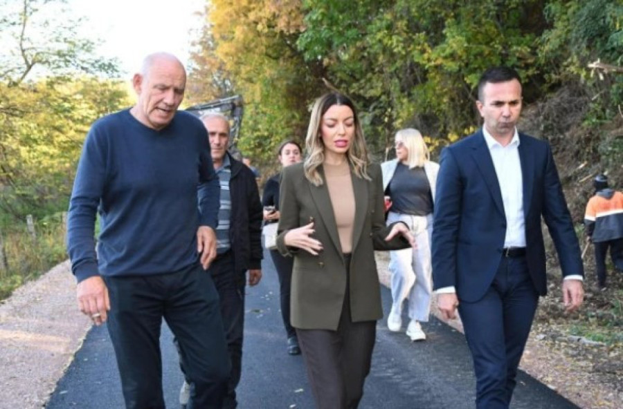 Ministarka Mesarović u Mionici: Posetila fabriku vode, obišla radove na asfaltiranju puta i razgovarala sa privrednicima i građanima