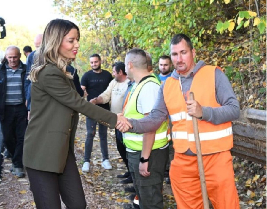 Ministarka Mesarović u Mionici: Posetila fabriku vode, obišla radove na asfaltiranju puta i razgovarala sa privrednicima i građanima