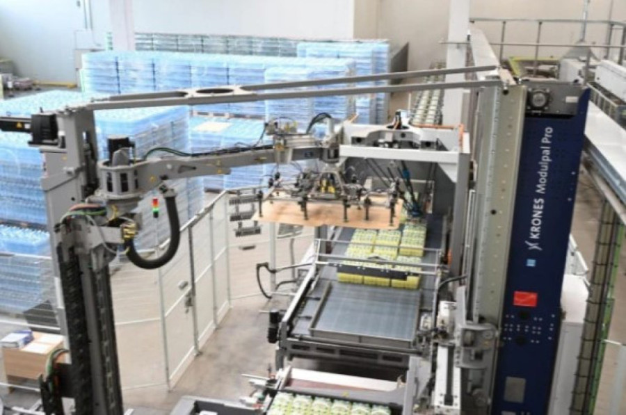 Ministarka Mesarović u Mionici: Posetila fabriku vode, obišla radove na asfaltiranju puta i razgovarala sa privrednicima i građanima