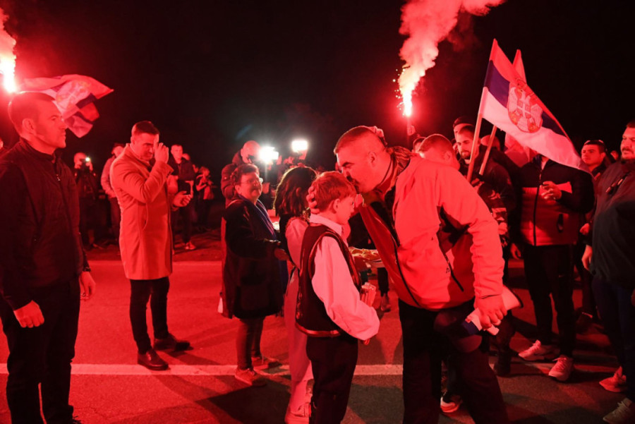 Spektakularni doček za Srbe sa KiM! Hvala vam, heroji klicalo 2.000 ljudi u Jarčujku (FOTO/VIDEO)