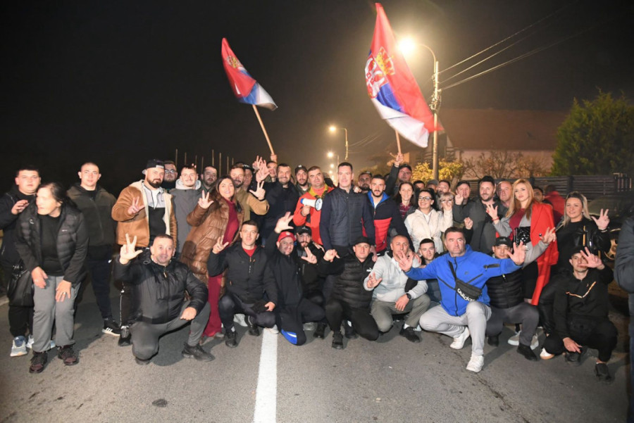 Spektakularni doček za Srbe sa KiM! Hvala vam, heroji klicalo 2.000 ljudi u Jarčujku (FOTO/VIDEO)