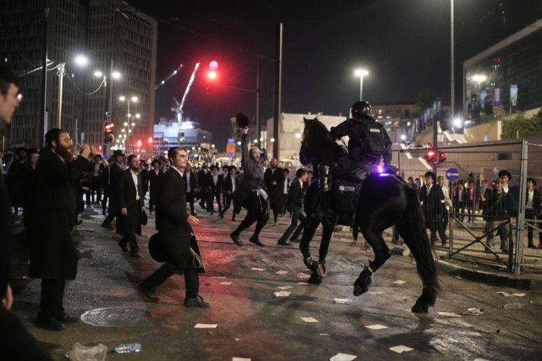Scenografija je postavljena, samo glumaca nema nigde! Komične scene iz Inđije, blokaderi doživeli fijasko (FOTO)