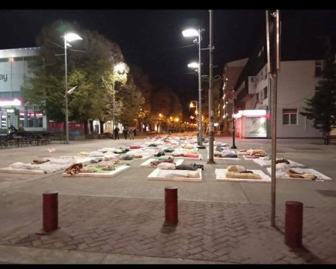 Scenografija je postavljena, samo glumaca nema nigde! Komične scene iz Inđije, blokaderi doživeli fijasko (FOTO)