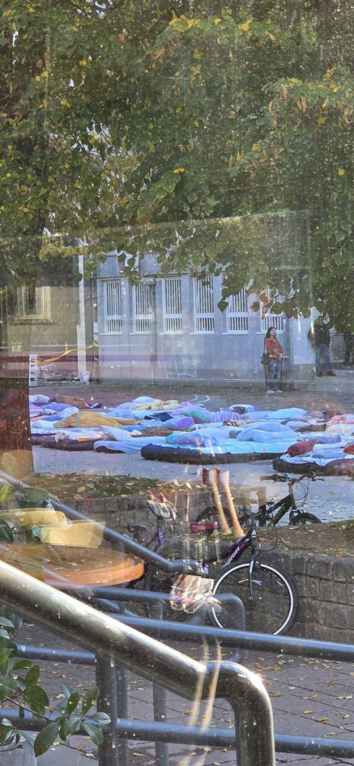 Scenografija je postavljena, samo glumaca nema nigde! Komične scene iz Inđije, blokaderi doživeli fijasko (FOTO)