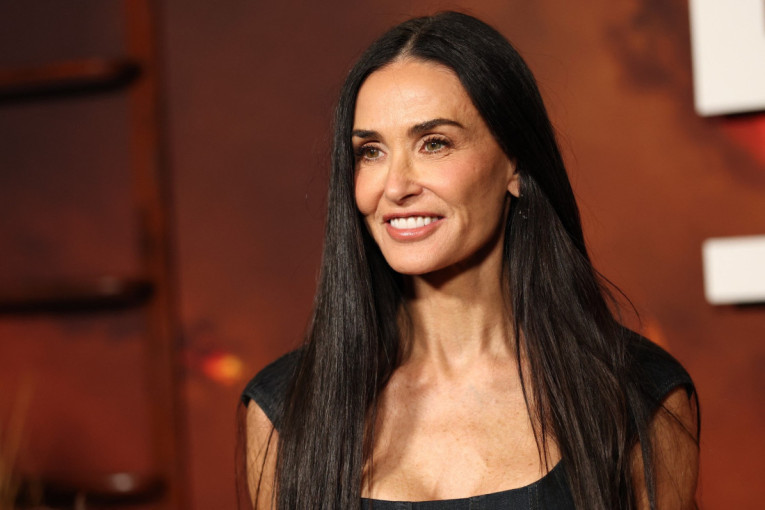 Kraljica Noći veštica ponovo šokira: Hajdi Klum ove godine sa zmijama na glavi i šiljatim zubima, a ni njen muž nije razočarao (FOTO)