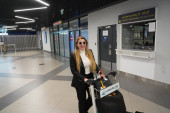 Viki s Tašketom na aerodromu - kao zaljubljena tinejdžerka! Pao i strastven poljubac (FOTO)