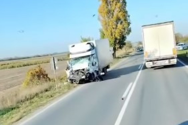 Drama kod Bora! BMW sleteo s puta i zakucao se u banderu, trojica maloletnika teško povređena!