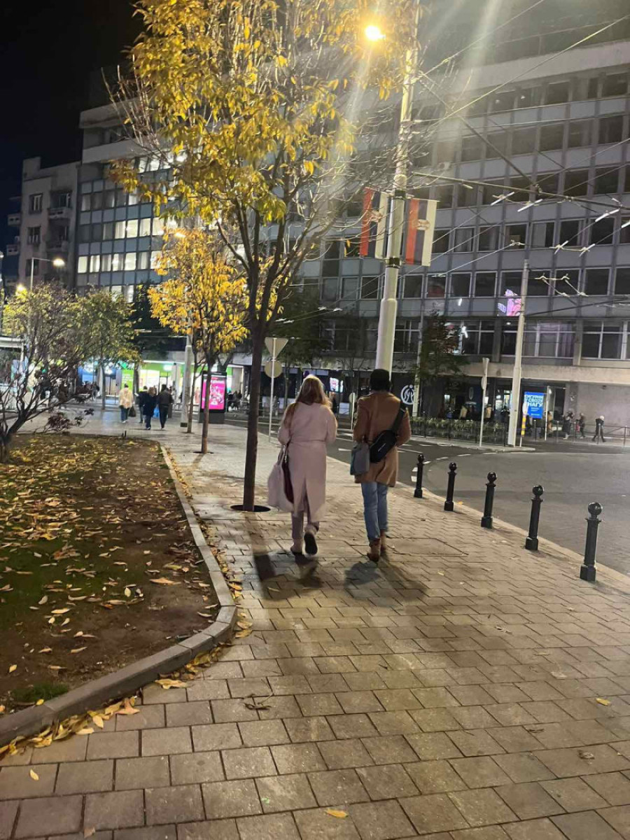 Umalo incident u saobraćaju! Verica Rakočević i Veljko prelaze ulicu van pešačkog (VIDEO)