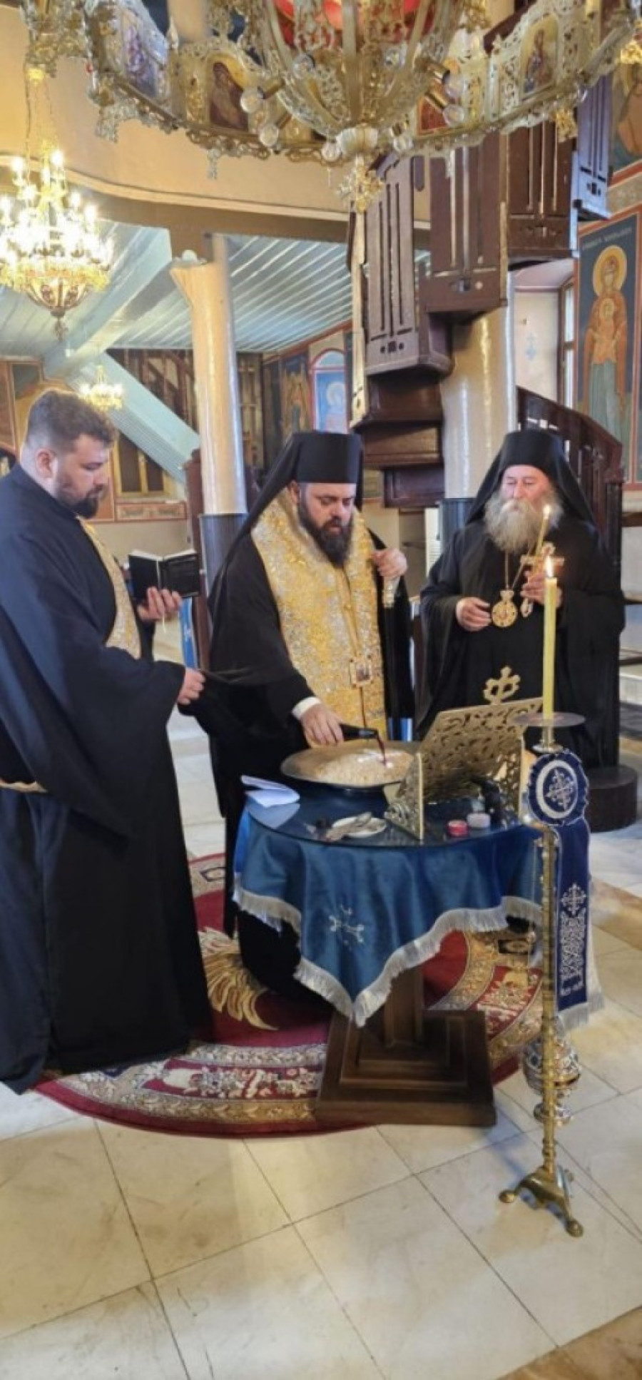 Crkva je mesto gde se za preminule molimo: Vladika Heruvim i mitropolit Ilarion služili pomen stradalima u Kočanima i Novom Sadu