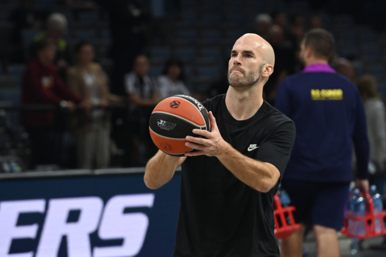 Uzalud je Tajrik igrao kao Jokić: Barsa srušila Partizan trojkom sa pola terena!