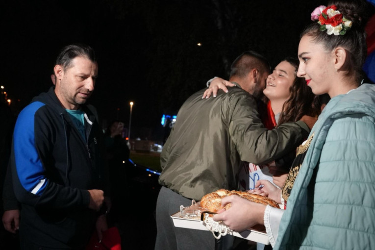 Srbi sa Kosmeta koji pešače ka Novom Sadu napreduju ka Ljigu: Želimo da podržimo svoju državu