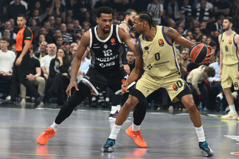 Uzalud je Tajrik igrao kao Jokić: Barsa srušila Partizan trojkom sa pola terena!