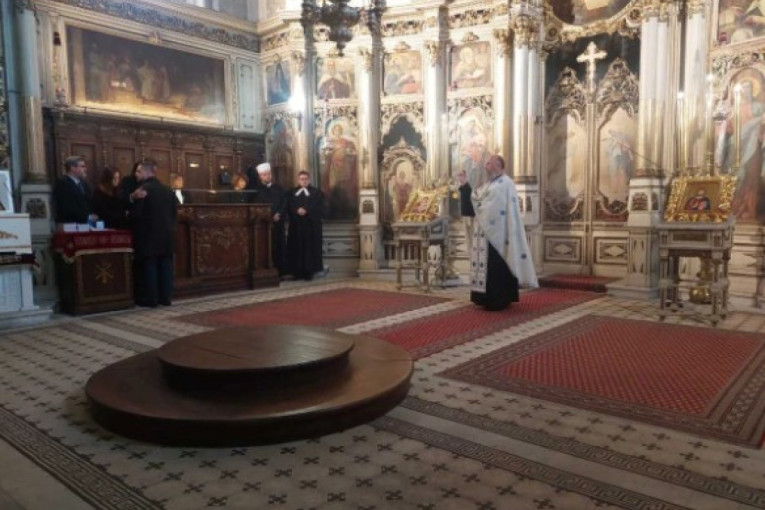 Liturgija i parastos za 16 žrtava velike tragedije: U Sabornoj crkvi u Novom Sadu molitva za sve upokojene (FOTO/VIDEO)
