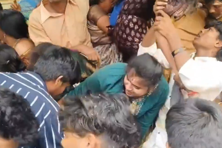 Stravične scene posle stampeda u Indiji! Ljudi leže izgaženi na podu hrama, devetoro mrtvih (VIDEO)