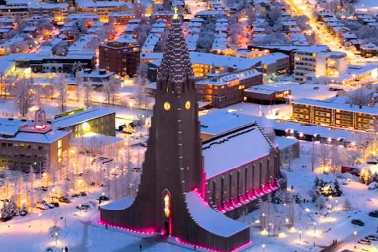 Sneg blokirao evropsku prestonicu: Palo čak 44 centimetra, saobraćaj blokiran, ali su prizori kao iz bajke (VIDEO)