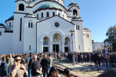 Veliko vaskršnje čudo u Beogradu: Sveti oganj iz Jerusalima deli se vernicima u Hramu Svetog Save