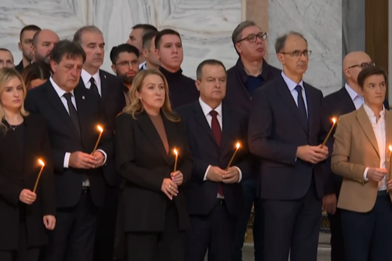 Sveće za žrtve, pomen u Hramu Svetog Save na godišnjicu tragedije: Prisustvovao predsednik Vučić (FOTO/VIDEO)