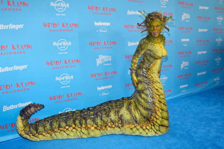 Kraljica Noći veštica ponovo šokira: Hajdi Klum ove godine sa zmijama na glavi i šiljatim zubima, a ni njen muž nije razočarao (FOTO)