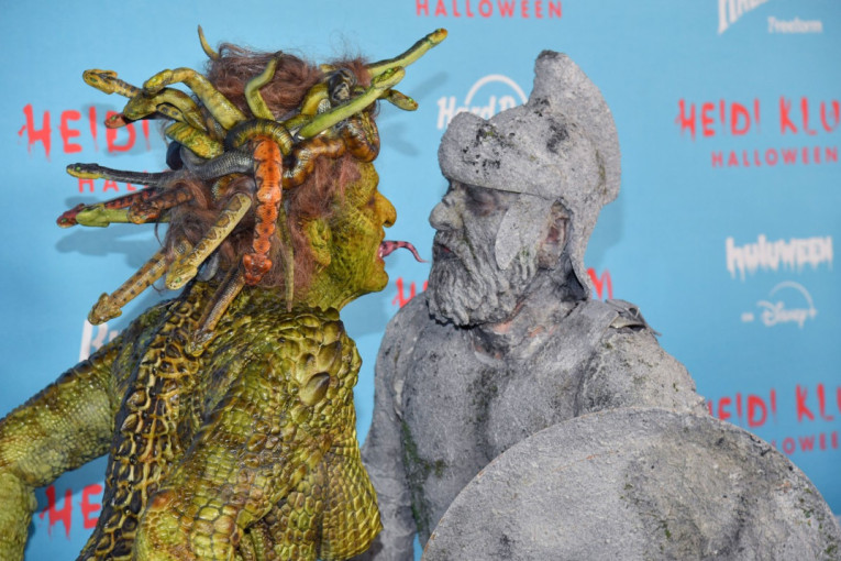 Kraljica Noći veštica ponovo šokira: Hajdi Klum ove godine sa zmijama na glavi i šiljatim zubima, a ni njen muž nije razočarao (FOTO)