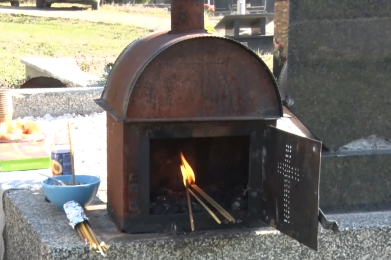 Nosio kovčeg oca kog nije video 30 godina! Sinovljev potez na sahrani sve ostavio bez reči