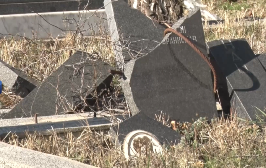 Nosio kovčeg oca kog nije video 30 godina! Sinovljev potez na sahrani sve ostavio bez reči