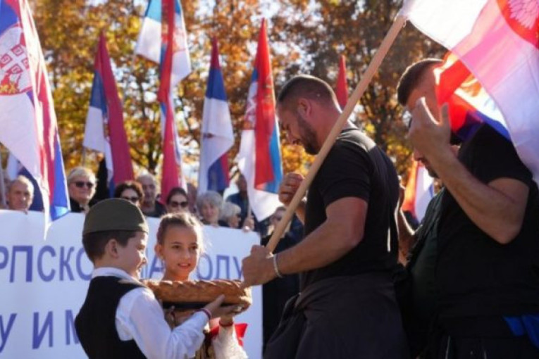 Bez trunke poštovanja! Mila Pajić na Dan žalosti za stradalima u padu nadstrešnice traži izbore (VIDEO)