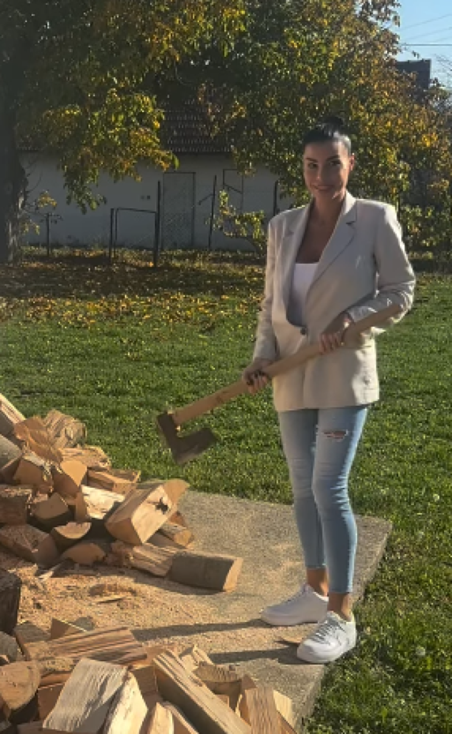 Mia Borisavljević cepa drva! Pevačica zasukala rukave, ne libi se da radi! (FOTO)