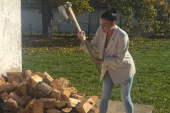 Mia Borisavljević cepa drva! Pevačica zasukala rukave, ne libi se da radi! (FOTO)