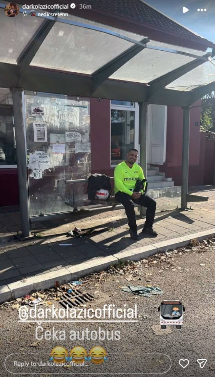 Darko Lazić čeka autobus: Posle udesa baš okrenuo novi list! (FOTO)