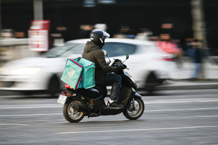 Tinejdžeri opljačkali i pretukli dostavljača: Oteli mu novac, ali i pošiljku hrane!