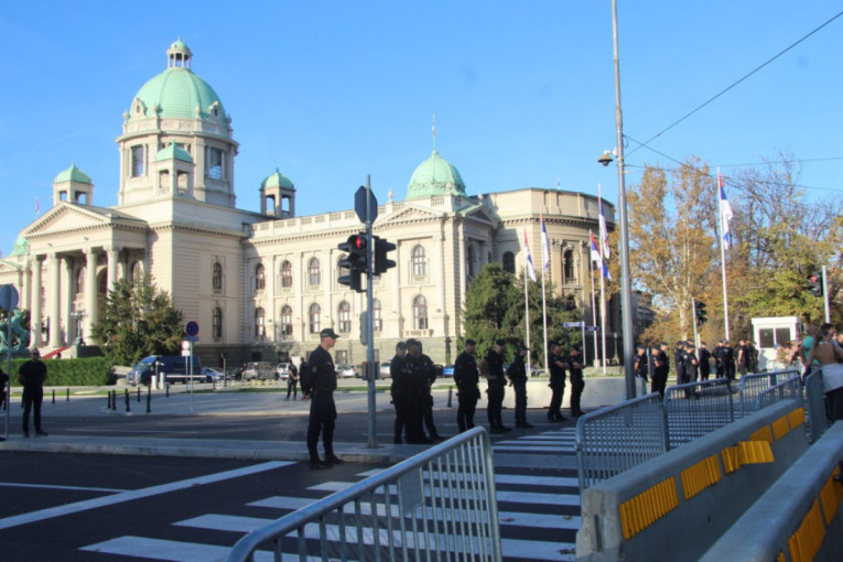 Haos ispred Skupštine: 226 blokadera pokušava da sprovede teror! (FOTO/VIDEO)
