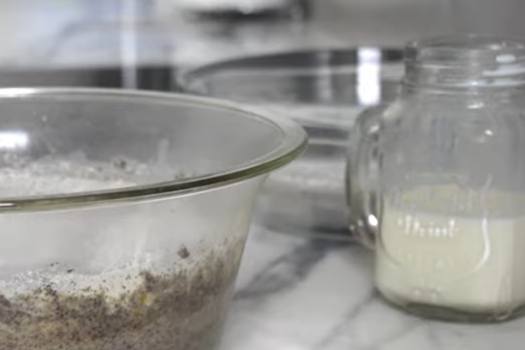 Recept dana: Kolač sa makom i jogurtom na čaše, starinska poslastica koja se lako pravi