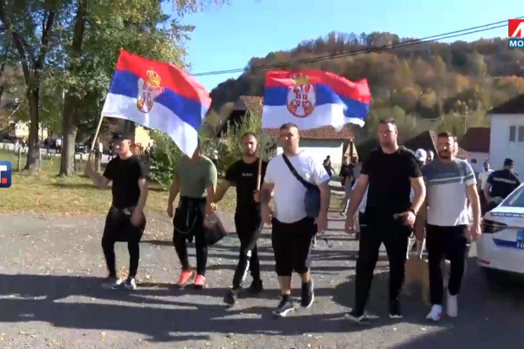 Srbi sa Kosmeta koji pešače ka Novom Sadu napreduju ka Ljigu: Želimo da podržimo svoju državu