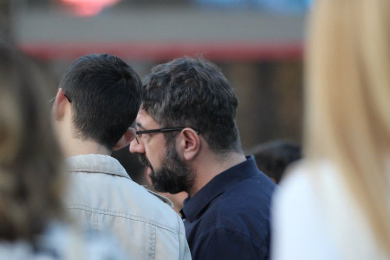 Blokaderi pravili haos ispred Skupštine! Pokušali da spale ljude u šatorima, teško povređen policajac i nekoliko građana! (FOTO/VIDEO)