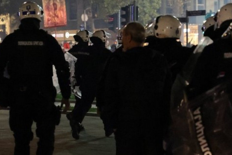 MUP: Policija u Novom Sadu postupa isključivo u skladu sa zakonom i ovlašćenjima, napadani službenici